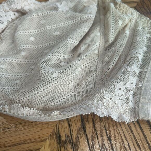 Chantelle Lace Underwire Bra – Size 36F (US DDDD) – Beige - Picture 3 of 5